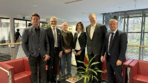 Der Vorstand des TSV Solln sowie die Geschäftsführung der Raiffeisenbank Süd